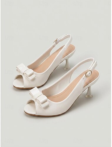  hvite damesandaler med sløyfe og kitten heel – elegante sko til hagefester