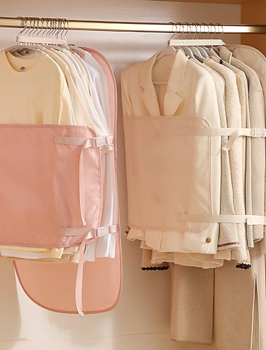  2 grucce salvaspazio a compressione con bottoni, in grado di contenere fino a 30 capi di abbigliamento, ideali per organizzare il guardaroba stagionale a casa, un regalo di Capodanno imperdibile.