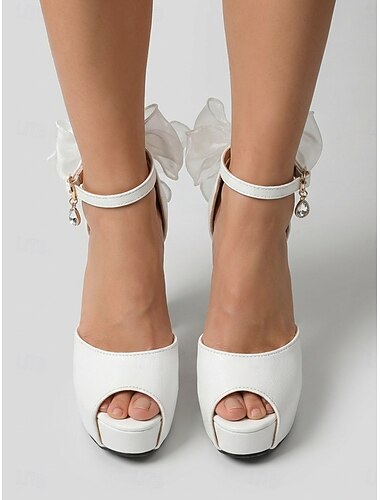  صنادل نسائية بيضاء بكعب عريض ومنصة، مفتوحة من الأمام مع حزام للكاحل وتفاصيل فيونكة، مثالية لحفلات الحدائق والمناسبات الصيفية. &مناسبات خاصة