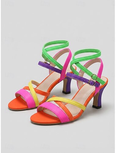  Damessandalen met kleurblokken, bandjes en hakken – open teenschoenen met enkelbandjes, een levendige modieuze stijl voor een avondfeest, een feestelijk diner of een avondje uit in een resort.