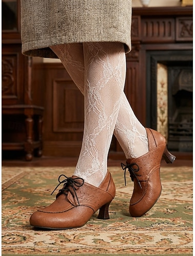  Damskie, sznurowane półbuty typu oxford w stylu vintage, inspirowane stylem edwardiańskim – eleganckie, brązowe półbuty typu brogsy z rzeźbiarskim średnim obcasem, idealne do stylizacji retro i