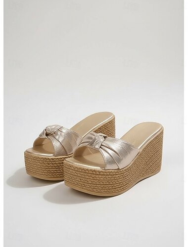  Metallic gouden platform sleehak sandalen voor dames - elegante espadrille-achtige hoge slippers met knoopdetail voor luxe hotelresorts en vakanties aan het zwembad. &zomeravondfeesten