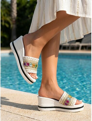  Sandali con zeppa bohémien bianchi da donna - mules con plateau espadrillas colorate e decorate con perline e dettagli in pietre preziose per vacanze a bordo piscina e feste estive in spiaggia