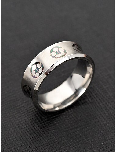  Herenring van roestvrij staal met voetbalpatroon, verkrijgbaar in meerdere kleuren en maten, perfect voor het aanmoedigen tijdens wedstrijden, in het stadion, als casual accessoire of voor een sportieve look in het dagelijks leven.