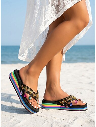  Regenboogkleurige platform slippers voor dames met kristallen versiering – boho strandsandalen voor de zomervakantie.