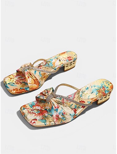  Sandali da donna con tacco basso e fantasia floreale: perfetti per le serate in località di villeggiatura.