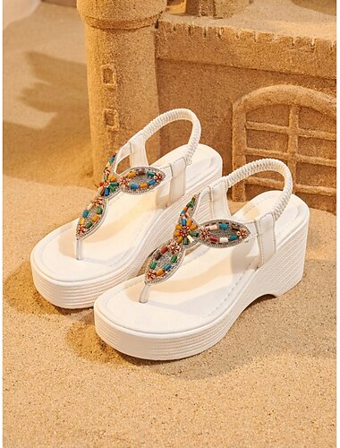  Witte sleehak sandalen voor dames - elegante bohemian platform teensandalen met kleurrijke kralenborduursels, perfect voor eilandvakanties, strandbruiloften en zomerse resortmode.