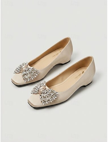  シャンパンカラーのローヒールドレスフラットシューズ（隠しウェッジ付き） – 花嫁の母やシティウェディングに最適なエレガントな装飾付きパンプス &フォーマルなイベント