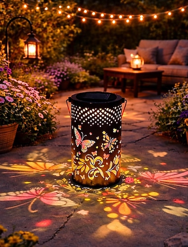  屋外ソーラー防水蝶型中空鉄製吊り下げランタン、投影ライト付き、庭、庭、小道、芝生、ポーチの装飾、母の日、誕生日、祝日の贈り物、雰囲気のある景観照明