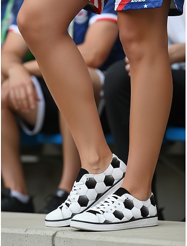  Dame Avslappet Daglig Kampdag Fotballtrykk Flat hæl Rund Tå Sportslig Viftestil Fritid Lerret Snøring Svart / Hvit Svart