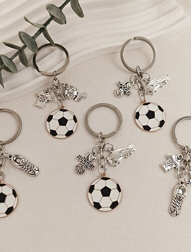  Set van 5 voetbal sleutelhangers voor jongens en meisjes, zilverkleurige metalen voetbal sleutelhangers met diverse bedeltjes: bal, voetbalschoen, shirt, sportfeestartikelen, teamgeschenken voor