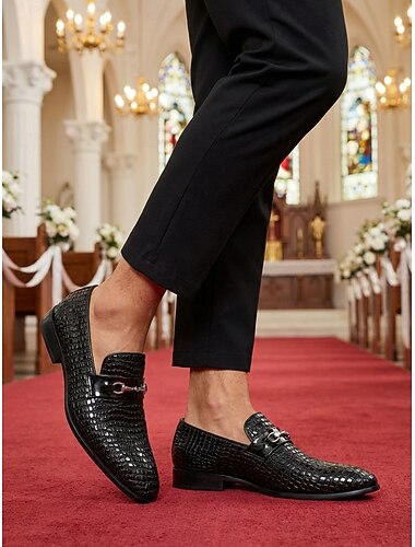  Elegante, klassieke instapschoenen van leer voor de bruidegom, geschikt voor formele gelegenheden en speciale evenementen.