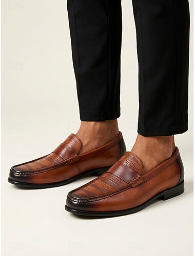  Bruine leren herenloafers, klassieke instappers met textuurdetails, elegant formeel ontwerp voor bruiloften, zakelijke gelegenheden en speciale ceremonies.