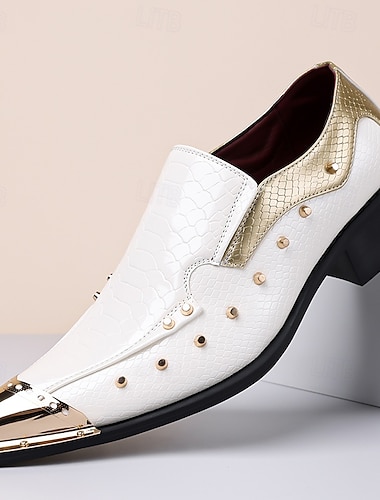  Scarpe eleganti da uomo a punta in similpelle bianca e oro con borchie metalliche sulla punta e fibbia laterale. Calzature formali di lusso per uomini eleganti, perfette per matrimoni e banchetti.