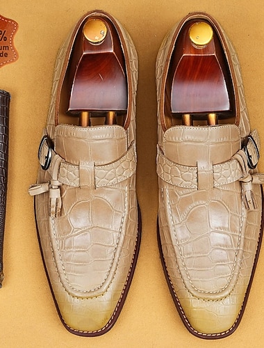  Sapatos sociais masculinos de couro genuíno premium bege com textura de crocodilo e fivela dupla, calçado formal de luxo sem cadarço para noivos, convidados de casamento, banquetes e para um estilo refinado de cavalheiro.