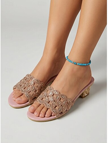 レディース ピンク ラインストーン スライドサンダル - リゾートディナー、イブニングガラ、豪華クルーズに最適な、エレガントなローブロックヒールミュール。スカラップクリスタルストラップとゴールドの幾何学模様のカットアウトヒールが特徴です。