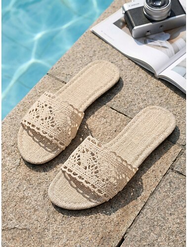  Crèmekleurige dames slippers met gehaakte kant en elegante bloemenborduursels, perfect voor luxe hotelvakanties en stranduitjes. &zomerresort luieren