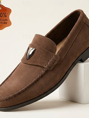  Bruine suède loafers voor heren met metalen accenten, comfortabele mocassins van premium leer, stijlvolle casual schoenen voor kantoor, werk en smart-casual gelegenheden.
