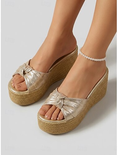  Metallic gouden platform sleehak sandalen voor dames - elegante espadrille-achtige hoge slippers met knoopdetail voor luxe hotelresorts en vakanties aan het zwembad. &zomeravondfeesten