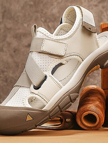 Beige herensandalen met gesloten neus, ademende sportzool en klittenbandsluiting, geschikt voor actieve mannen, wandelen, reizen, buitenavonturen en casual zomerkleding.