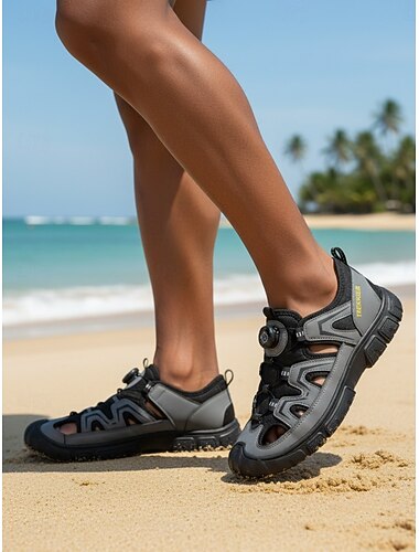  Zwarte en grijze outdoorsandalen voor heren, met duurzame bandjes en een rubberen zool. Deze sportieve en comfortabele sandalen zijn ideaal voor een strandvakantie of avontuur.