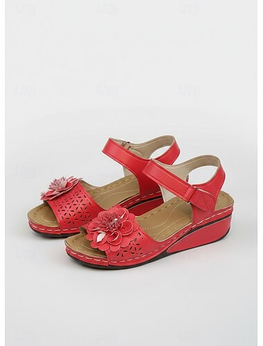  Sandalias de cuña rojas de mujer con adornos florales y correa ajustable en el tobillo para outfits veraniegos y casuales.