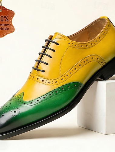  Herrskor med gula och gröna wingtip-slippers i oxford-modell, brogue-detaljer och färgblocksdesign, vintage- och statementskor för snygga män, perfekta för bröllop, fester, banketter och modeevenemang.