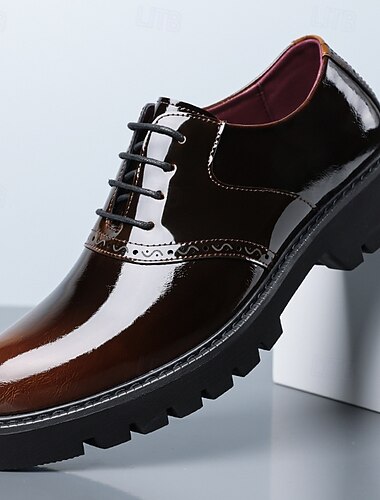  バーガンディ色のパテントレザーを使用したメンズオックスフォードシューズ。厚みのあるラグソールが特徴的なクラシックなレースアップドレスシューズは、スタイリッシュな男性に最適。ビジネスシーン、結婚式、パーティー、フォーマルなイブニングウェアにもぴったりです。