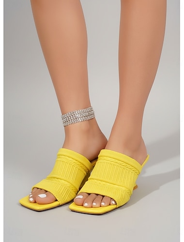  Damessandalen van gebreide stof in een levendige gele kleur - moderne muiltjes met vierkante neus en een unieke, sculpturale hak, perfect voor luxe hotelverblijven en feestjes aan het zwembad.