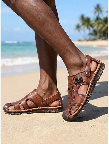  Herre brune fiskesandaler med lukket tå i kunstskinn, komfortable strandsko med justerbar stropp for strandferie, reise ved sjøen, fritid på feriesteder, turgåing utendørs og fritidsklær om sommeren.