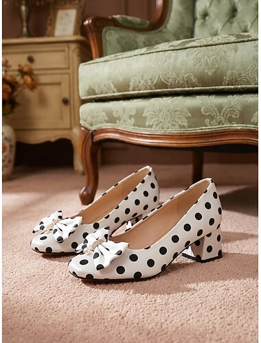  Dame vintage hvide polkaprikkede hæle fra 1950'erne - elegante satinpumps med sløjfedetaljer til retrofester og bryllupper &klassisk pin-up-stil