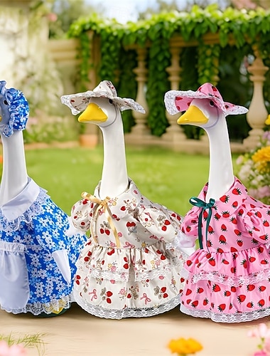  Conjunto com 3 roupinhas para ganso de jardim, incluindo toucas combinando. Lindos conjuntos florais com estampa de morango para ganso de concreto grande, ideais para decoração de varanda externa.