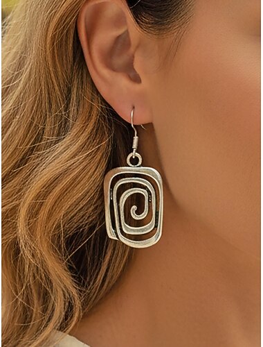  Damesoorbellen in bohemian stijl met geometrische spiraalvormige hangers van legering, goud- en zilverkleurige statement oorbellen voor strandvakanties, casual zomeroutfits en dagelijks gebruik.