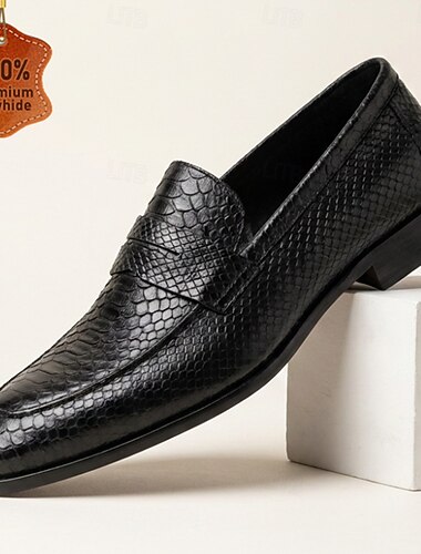  Svarte herreloafers med slangeskinnsmønster og spiss tå, moteriktige pensko for trendy menn, ideelle for fester, kvelder ute, banketter og stilige formelle arrangementer