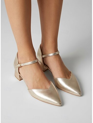  Damespumps met gouden blokhak, spitse neus en enkelbandje, geschikt voor een tuinfeest of bruiloft. &evenementen overdag