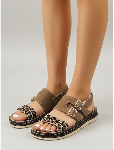  Comfortabele platte sandalen voor dames met luipaardprint, casual sandalen met dubbele gespband en demping, comfortabele open teenschoenen voor de zomer om in te wandelen of dagelijks te dragen. &