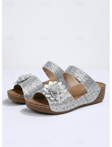  Comfortabele glitter wedge sandalen voor dames – zilverkleurige schoenen met pailletten en bloemendetails, perfect voor zomerfeestjes, casual uitjes en vakantiekleding.