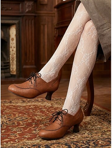  Sapatos Oxford femininos vintage de inspiração eduardiana com cadarço e salto médio escultural, em tom castanho claro, perfeitos para looks retrô e estilo acadêmico. &roupa de escritório de outono
