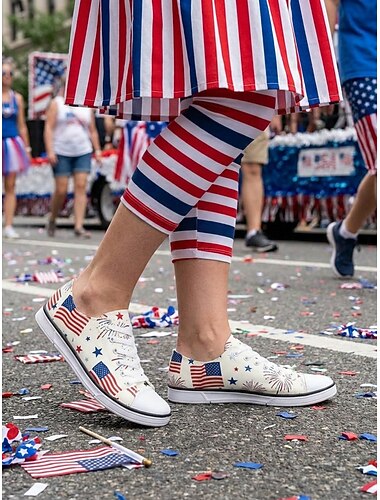  Hvite patriotiske amerikanske flagg-sneakers i lerret til dame – lette snøresko til uavhengighetsdagen, parade og fyrverkeri på 4. juli &feiring i USA