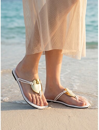  Elegante schwarze Zehentrenner für Damen – minimalistische flache Sandalen mit goldfarbenem Metallschild-Verzierung &Schmale Träger für Strandurlaube und Inselausflüge &Sommer-Sonnenuntergangspartys