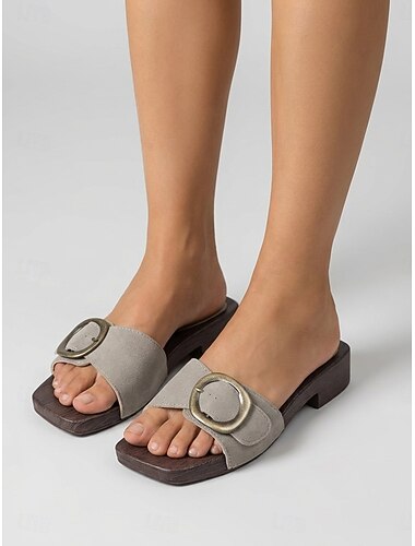  Damessandalen van grijs suède - chique platte sandalen met één band, antieke ronde gesp en zool met houtnerfstructuur, perfect voor buitenactiviteiten en zomerse wandelingen.