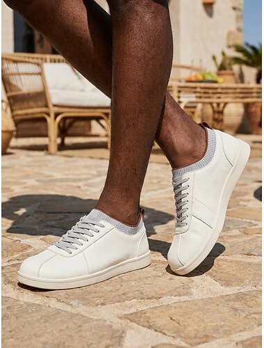  Scarpe da ginnastica casual da uomo bianche con lacci, leggere e comode, modello minimalista a taglio basso, ideali per attività all'aperto, resort, uso quotidiano, viaggi, uscite del fine settimana e stile smart casual.