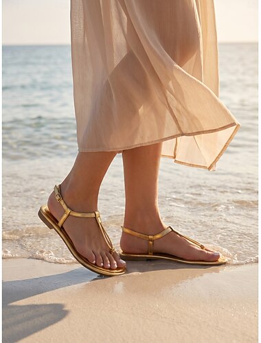  Sandales plates minimalistes à bride en T dorée métallisée pour femmes, avec une fine bride à la cheville, idéales pour les vacances à la plage et les escapades insulaires. &vêtements de villégiature