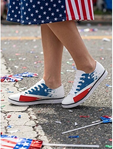  Hvite patriotiske amerikanske flagg-sneakers i lerret til dame – uformelle snøresko til uavhengighetsdagen, parade og fritidsklær &feiring i USA