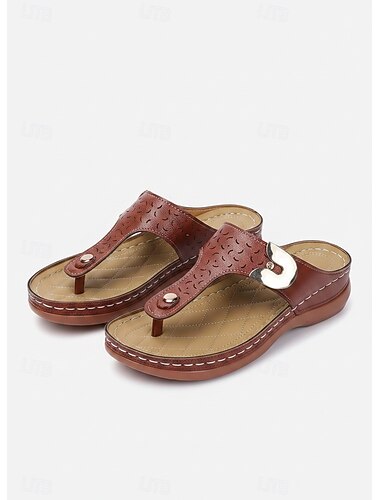  Sandalias tipo chanclas de piel sintética marrón para mujer con diseño perforado y detalles metálicos para uso informal y salidas de verano