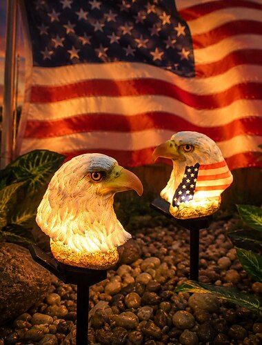  Az USA 250. évfordulója, július 4-i függetlenség napja, kültéri napelemes sas kerti lámpák, 2 db vízálló amerikai zászlós LED-es karólámpa udvarra, teraszra, gyepre, ösvényre, ünnepi dekorációra