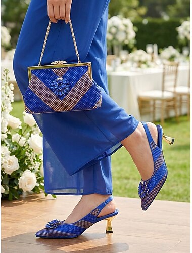  Königsblaue Satin-Sandalen mit Blockabsatz und passende Clutch-Tasche für Damen – Set für die Mutter der Braut bei einer Gartenhochzeit