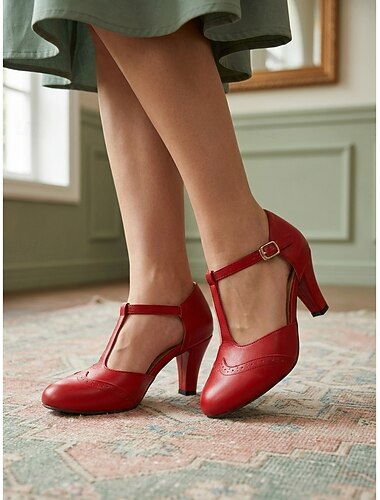  Retro pumps med t-rem från 1950-talet för kvinnor – klassiska röda klackskor i konstläder med brogue-vingspetsdetalj och justerbart spänne för rockabilly-evenemang och kontorskläder &vintage