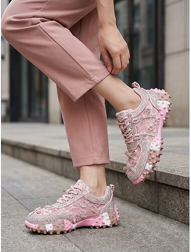  Baskets roses à semelle épaisse pour femme - chaussures de running luxueuses en dentelle brodée de strass et ornées de nœuds, parfaites pour un look streetwear tendance ou une soirée décontractée.