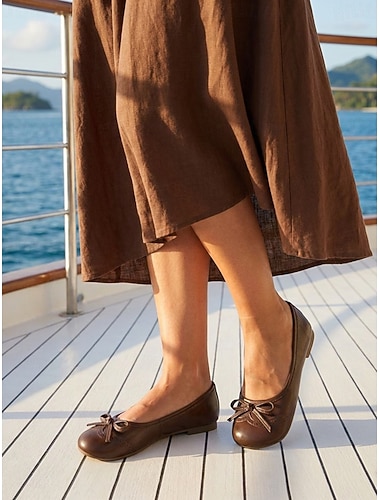  Beige ballerina's met brede pasvorm voor dames en strik – comfortabele instapschoenen met brogue-details voor casual werk, reizen en dagelijks gebruik.